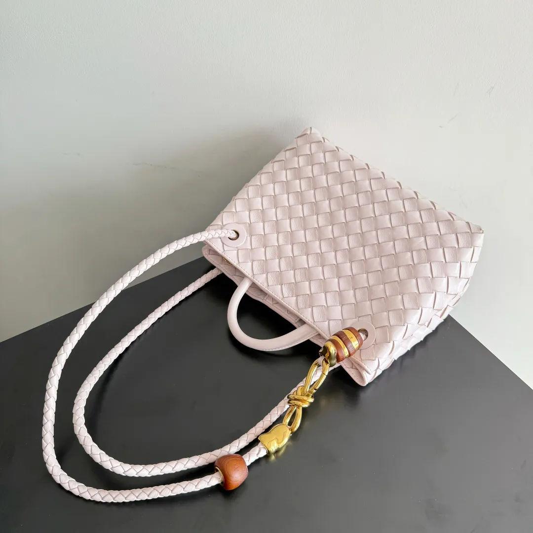 The new Andiamo batch of 3060 BV is shipped‼ ️The classic intercciato weaving process is used to create a soft bag, the metal knot is made of micro-cast aluminum using jewelry technology🪢, and the decorative beads are made of metal and hand-polished oak, allowing you to jump repeatedly between elegance and fun💃, making it unpredictable. Classic and versatile, it shows off your temperament, and the bag has a large capacity, making it very convenient for daily commuting! It has a variety of carrying methods, the shoulder straps can be adjusted by yourself, the original lambskin feels soft and delicate, and the unisex style breaks gender boundaries and brings a more practical and long-lasting use experience. The Andiamo, which has both elegant and casual styles, perfectly interprets the "fashionable old money style". Style number: 743568+wood hardware Color: Happy Pink Size: 25*22*10.5cm